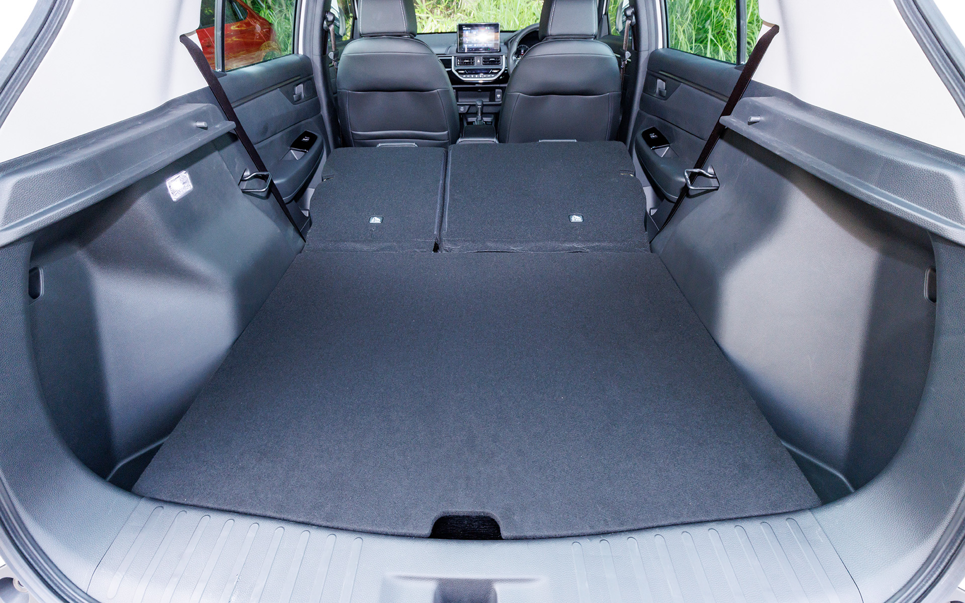 ラゲッジボードを使えば倒した後席と滑らかにつながりフラットなスペースを確保できる。価格は3万3000円。ラゲッジボードの耐荷重は70kg