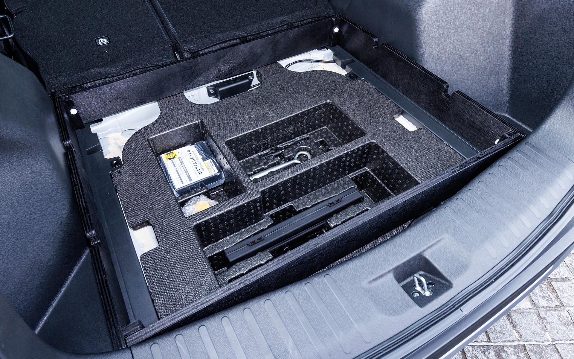 ラゲッジボードの下に四角い木枠を使うことで高さを稼いでいる。木枠の中も収納スペースとして利用可能。純正アクセサリーの「シートバックソフトトレー」「ストレージボード」「ラゲッジトレー」との同時装着はできないので注意が必要