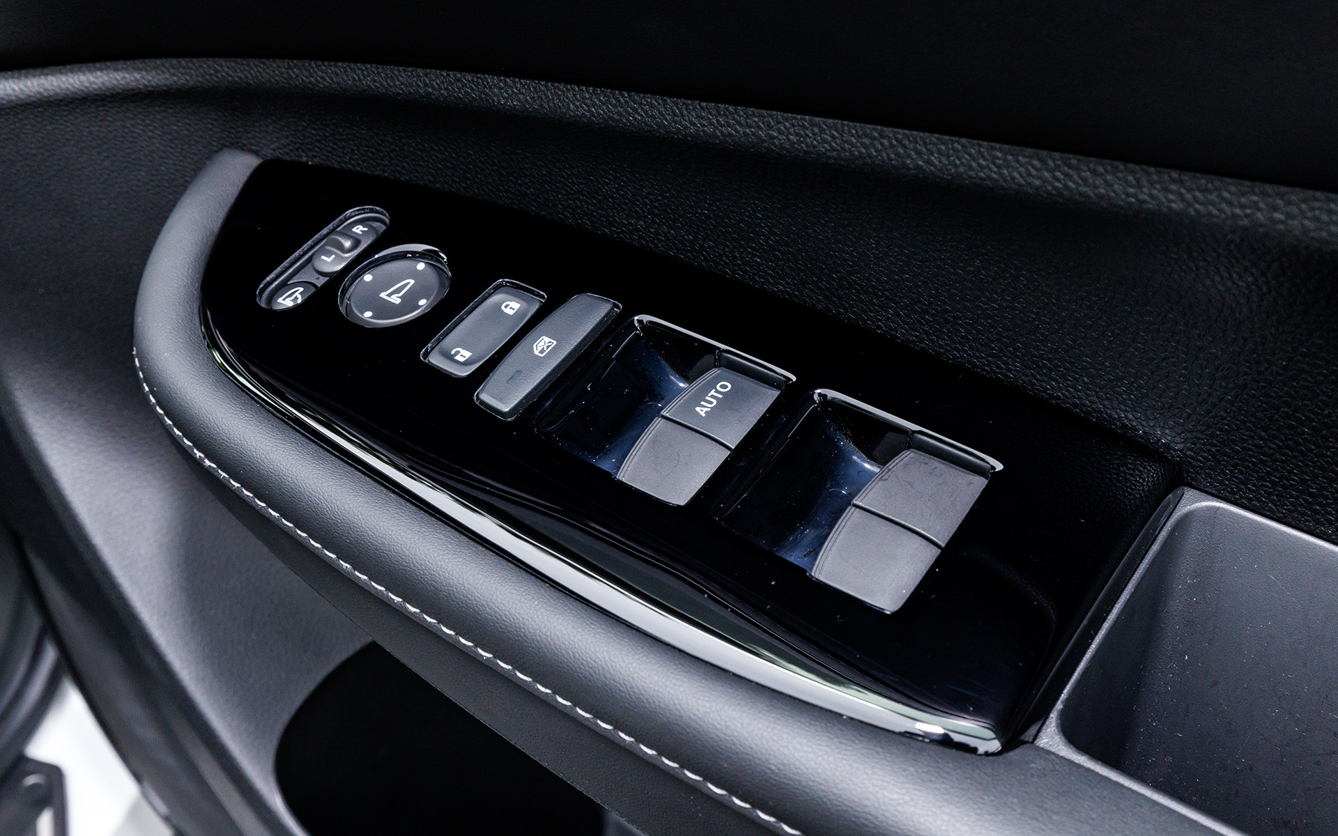 パワーウィンドウスイッチパネルは、フロントドア・リアドア用4枚セットで価格1万7600円