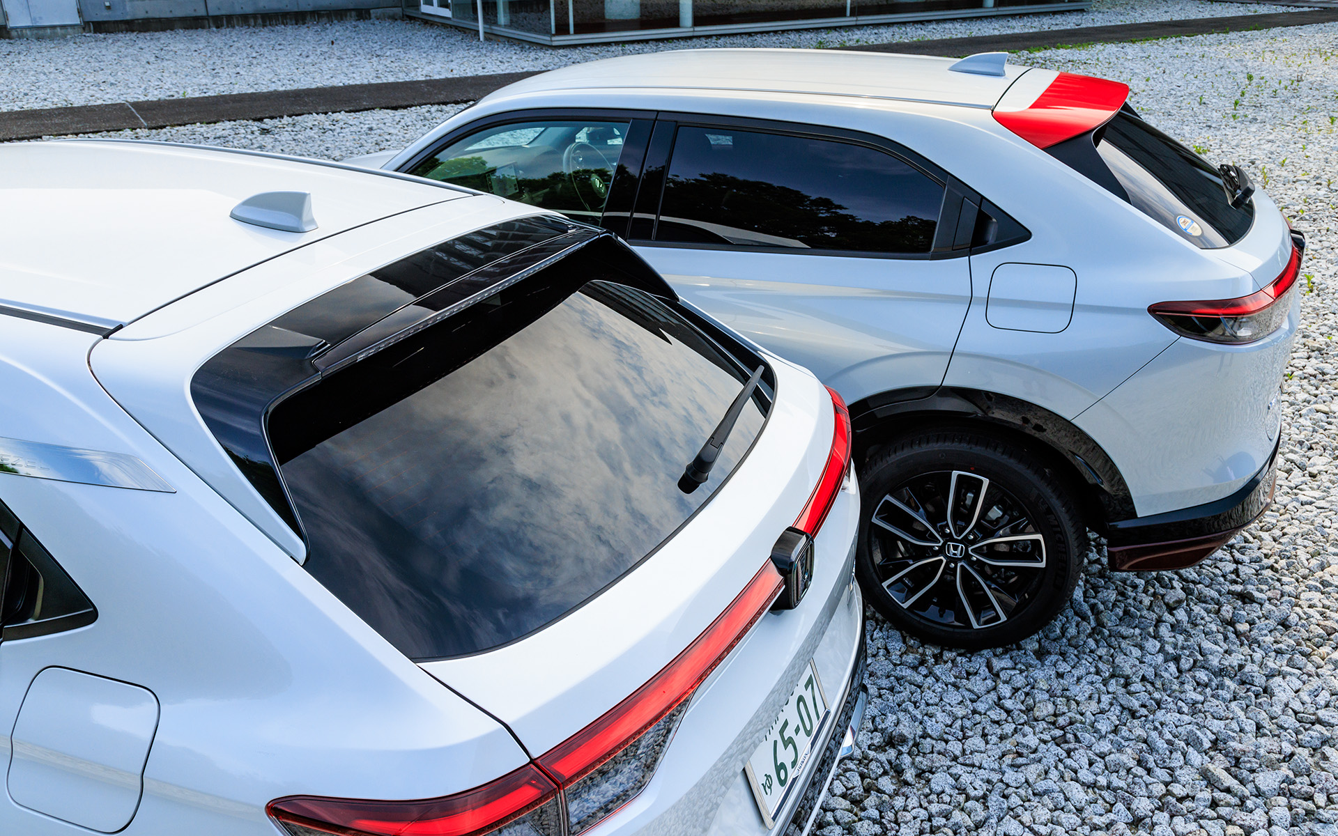 手前がホンダアクセスのテールゲートスポイラーで、奥が純正のスポイラー（車両はどちらもマイチェン前）