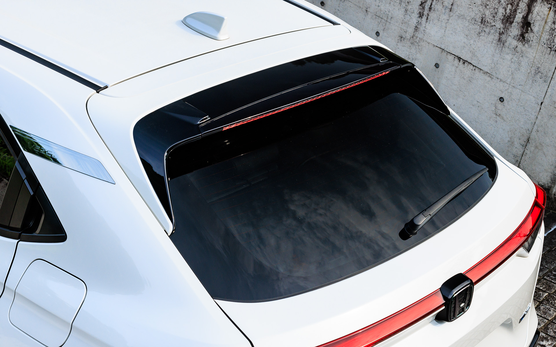 上面や側面の形状が異なるほか、LEDハイマウントストップランプも幅広くなり、安全面にも寄与するテールゲートスポイラー（カラードタイプ/LEDロングハイマウントストップランプ付き）。価格は5万5000円～5万8300円（カラーにより異なる）