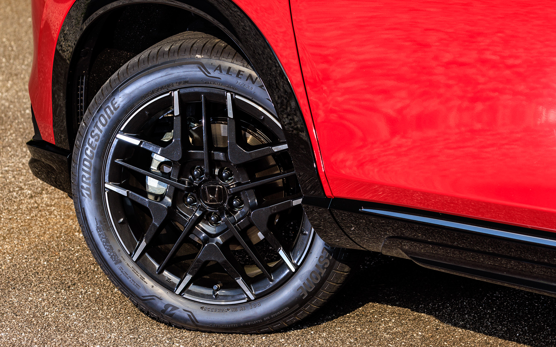 剛性バランスの最適化が図られて乗り心地が向上する新作アルミホイール「MS-050」。サイズは18×7.5J＋55で、価格は1本4万6838円。カラーはグリントブラック×切削