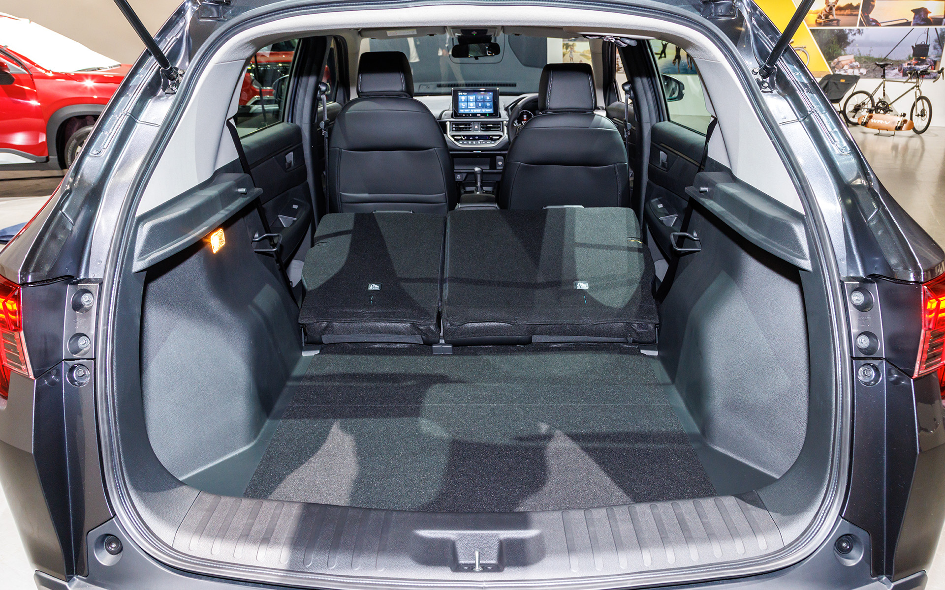 通常は後席を倒しても10cmほどの段差ができてしまう