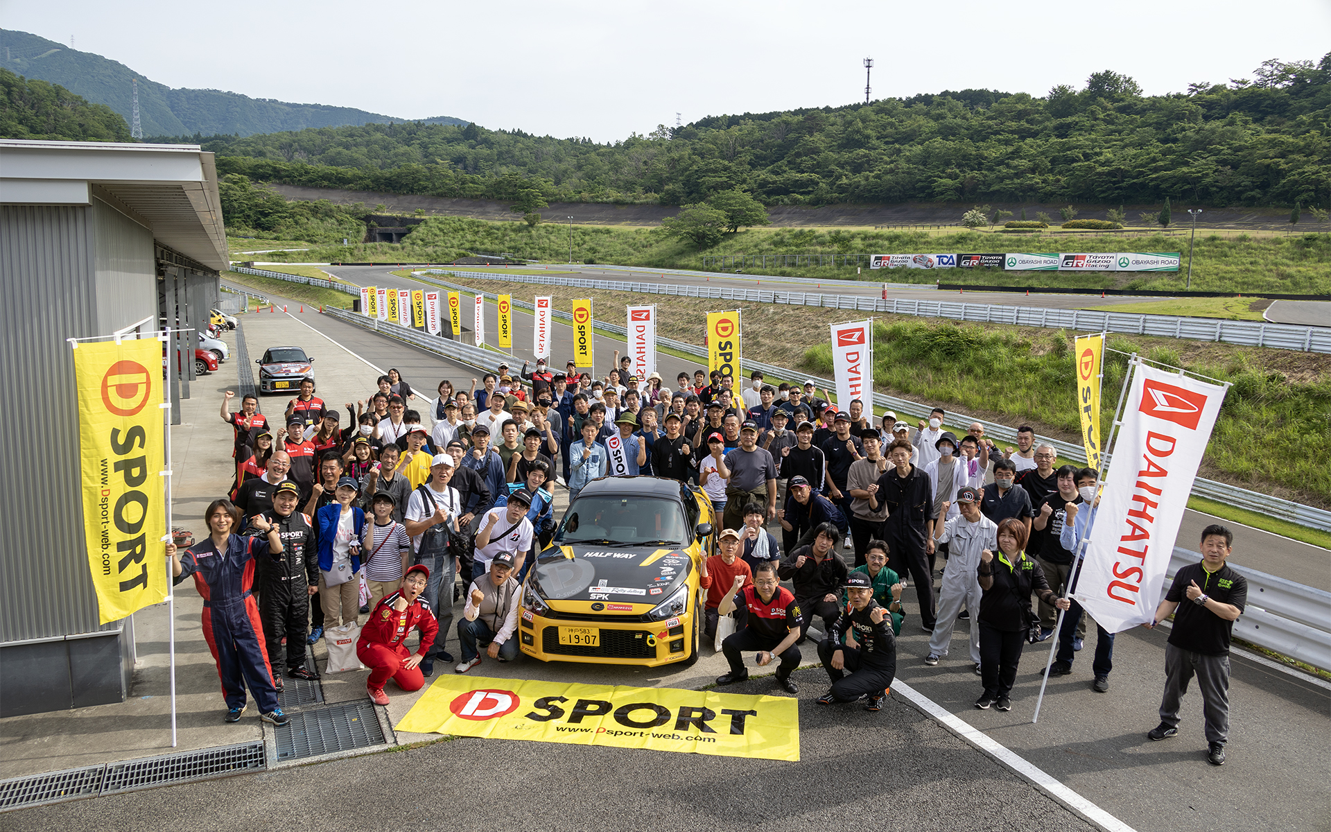 過去の集合写真。会場は終日アットホームな雰囲気であふれている