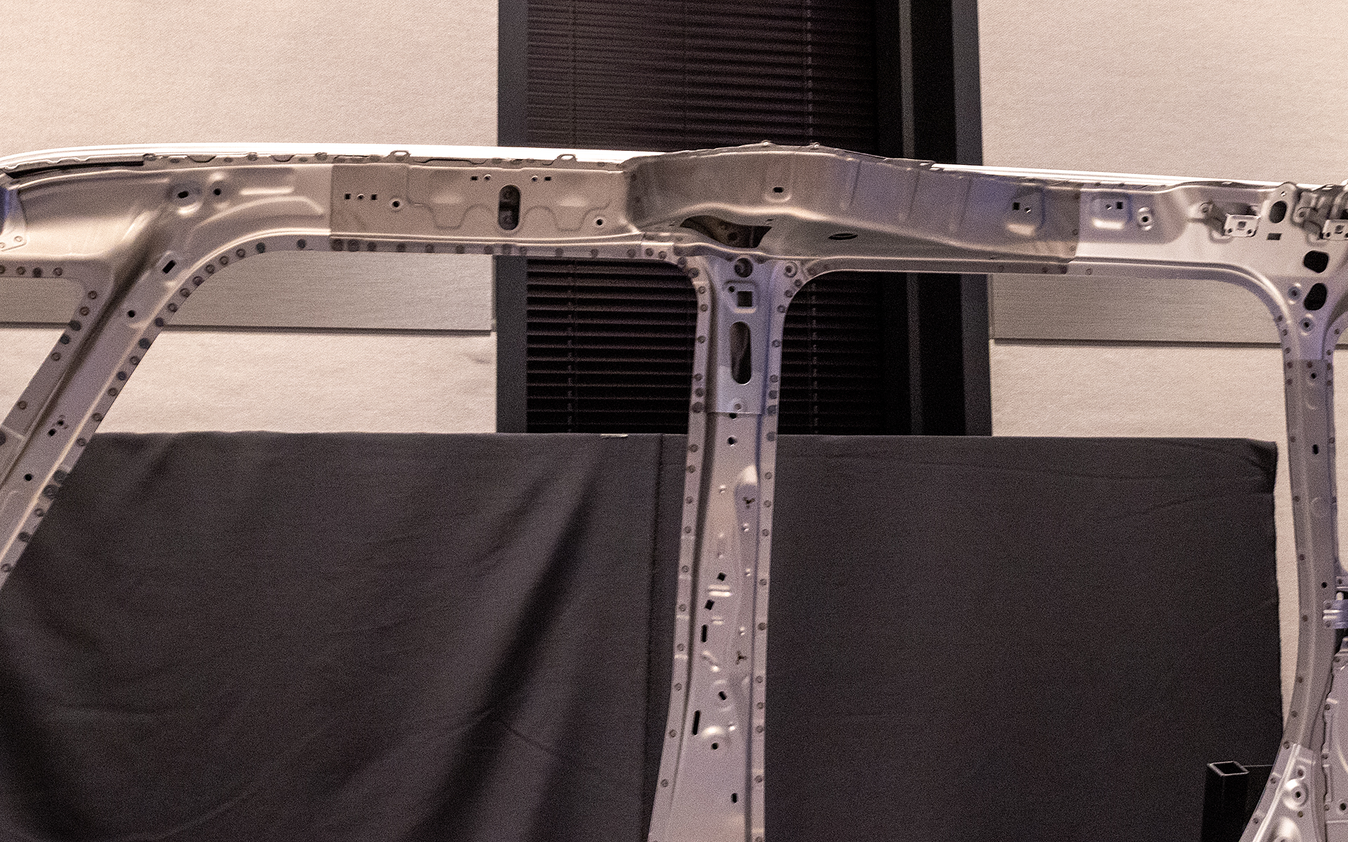 軽量化のために鋼板の板厚はどんどん薄くなっていて、最も薄いところでは0.55mmほどの厚みとなり、プレス成形していないとペラペラと曲がってしまうくらい薄い板が使われている