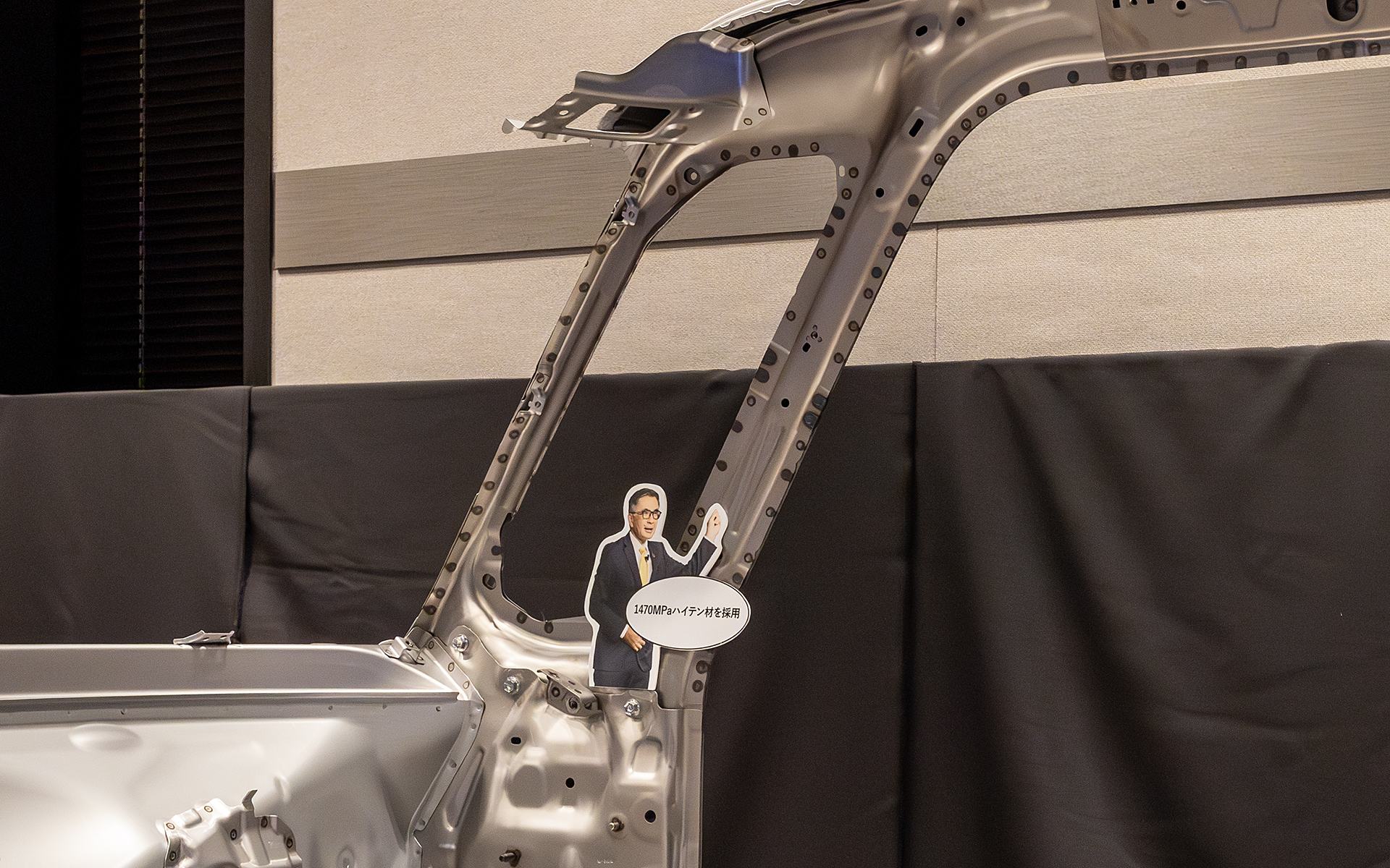 構造用接着剤と減衰接着剤の使い分けを示す資料