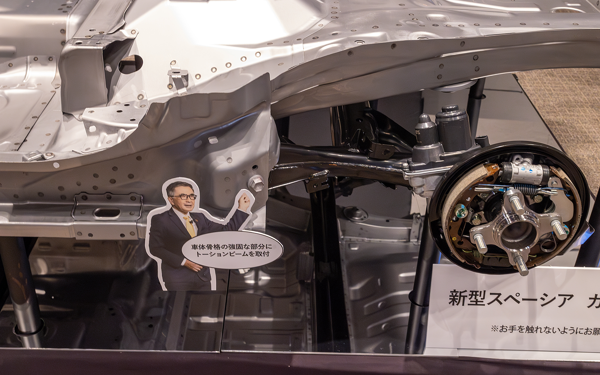 部署ごとの横のつながりを密にすることで、限られたスペースを効率よく使えるようになった。リアのトーションビームも補強材を必要としない構造的に強固な部分に付くようサスペンションを設計している