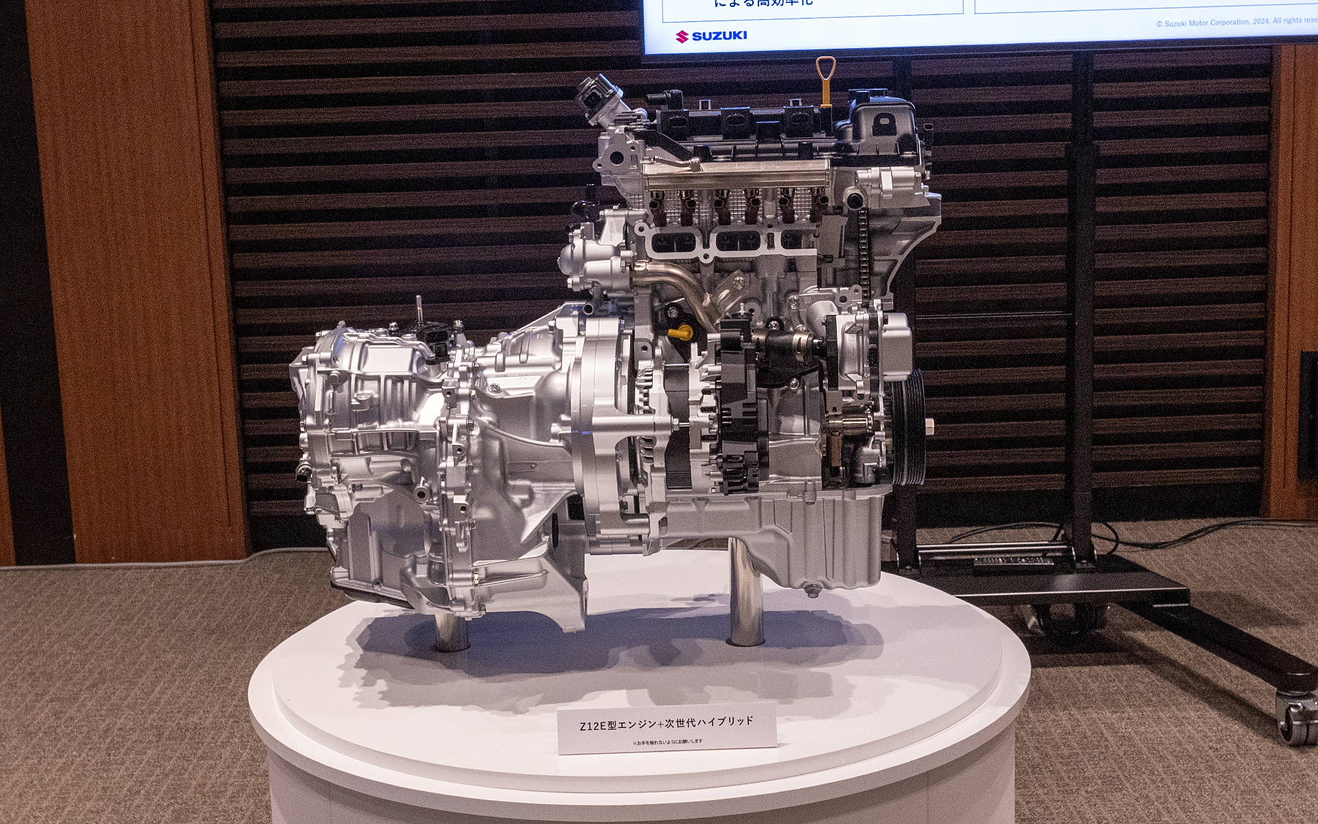 展示されていた新型スイフトの3気筒DOHC「Z12型」エンジン