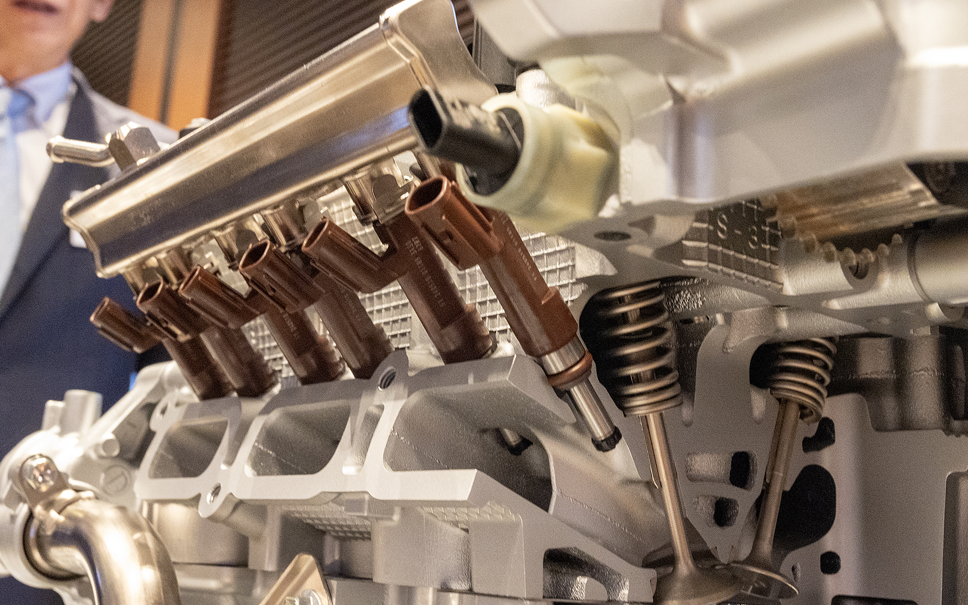 直噴エンジンでなくポート噴射の方式。霧化を促進するため1ポートに2本のインジェクターとしている