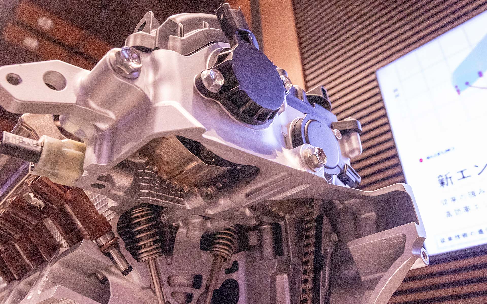 中間ロック式VVTを採用