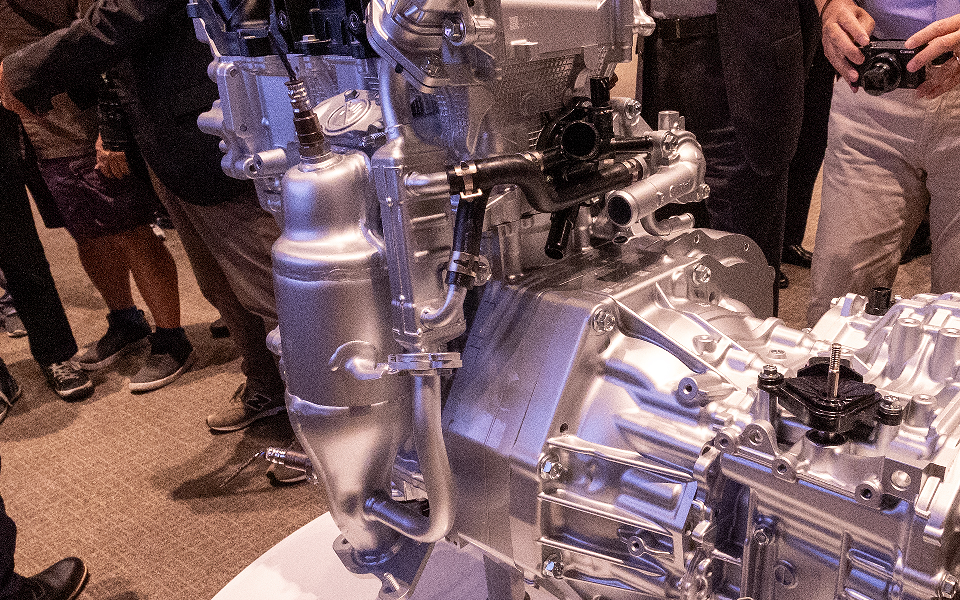 燃費向上のための外部EGRの配管が見える。VVTを使っているので内部EGRも併用していると思われる。また、吸気側ではEGR濃度を最適化するためトーナメント型の通路を採用している