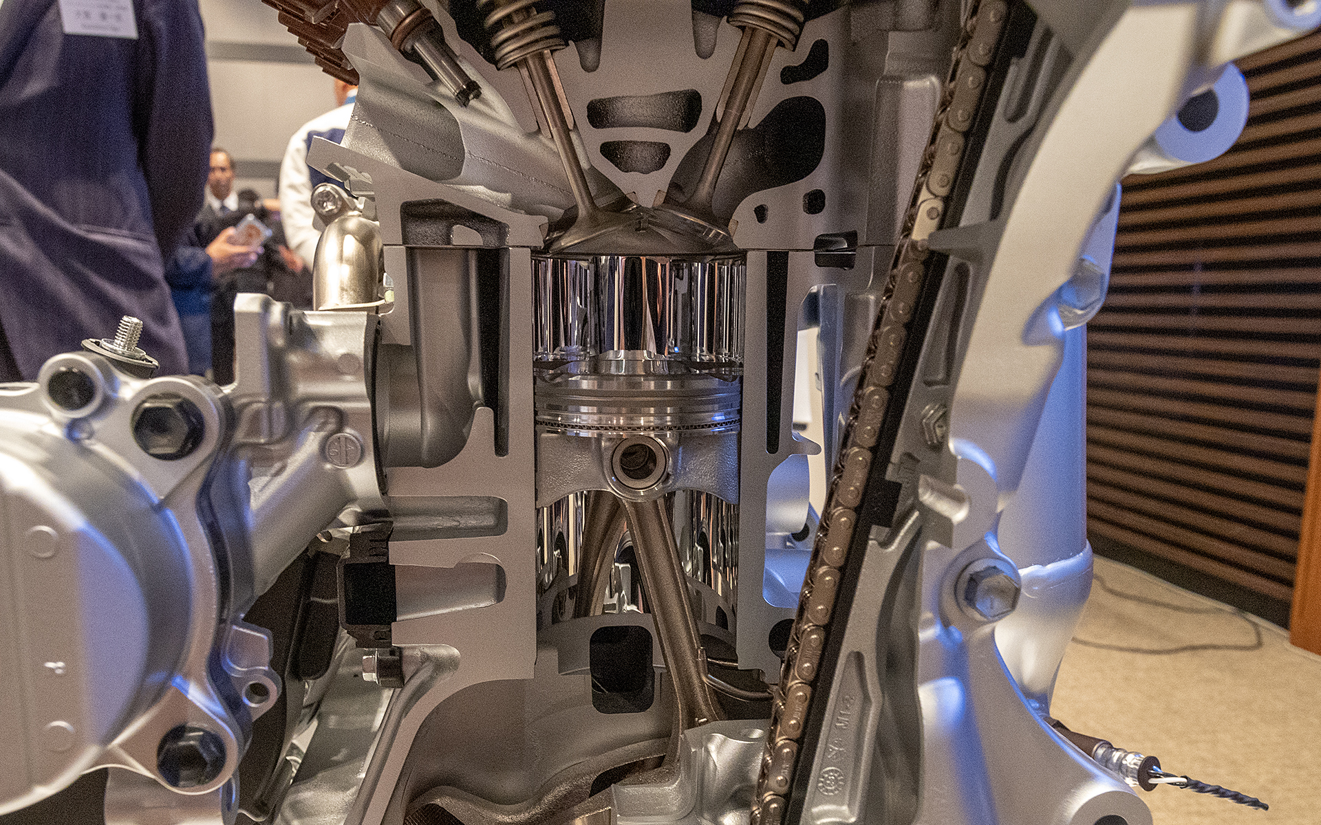 スズキ車が多いインドでは天然ガスの利用もあるのでバルブやシートはガソリンだけでなく天然ガスにも対応できる素材としている。こういったことも少ない資源に対応するための技術だ。今後は高濃度エタノール燃料やバイオガスなどへの対応も進めていくとのこと