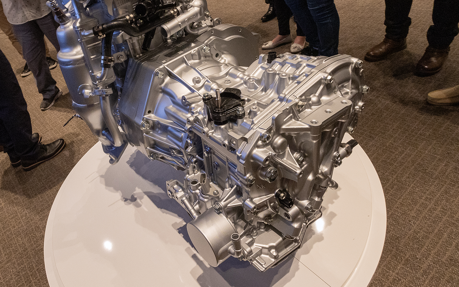 エンジン内部パーツの軽量化だけでなく、ブロックなどの肉厚も薄くなっているが、剛性を落とさないために要所にリブが入る