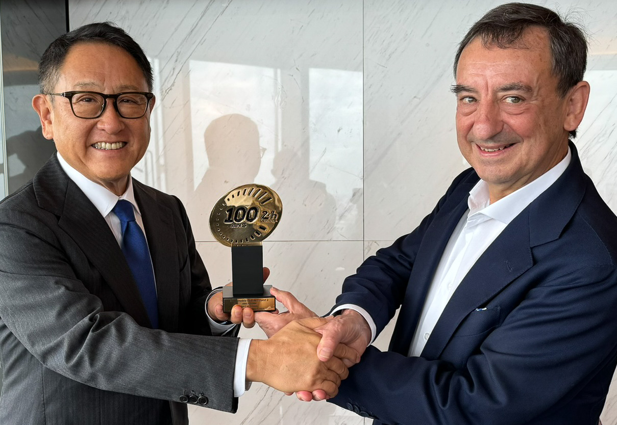 ピエール・フィヨン会長（右）からスピリット・オブ・ル・マン賞を直接受け取る豊田章男会長（左）