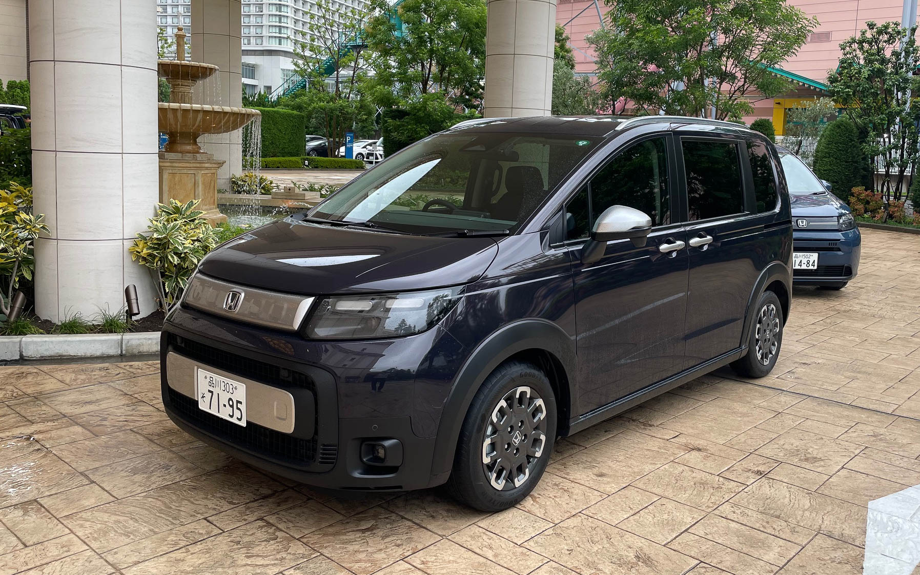 フリード クロスターはちょっと力強い外観。一番の売れ筋はエアー EXだそうです。確かに必要なものが装備されていてお買い得感あります