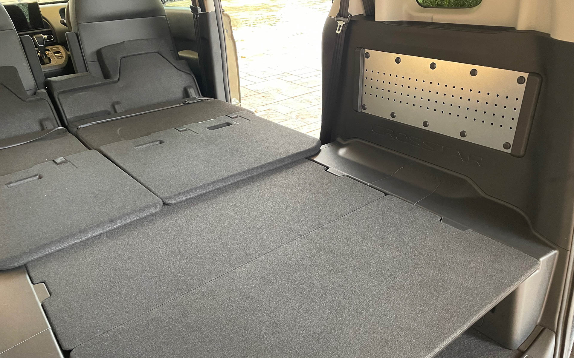 ラゲッジにある自在パネルは、ちょっと工夫するとなんでもひっかけられる。ボディ側にナットが埋め込まれていて、ホームセンターで手に入る部材で専用のパネルを作れる。こんなところがホンダっぽくて楽しい