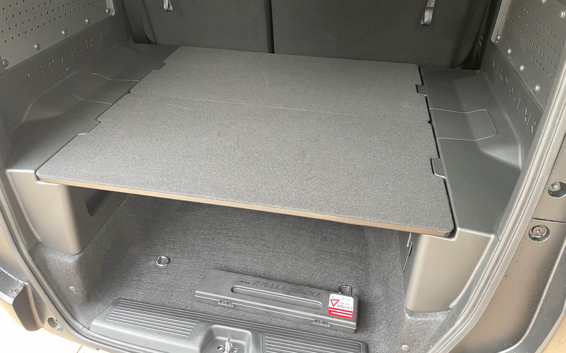 低いフロアを活用したラゲッジの2段フロア。アンダートランクは荷物が整理できてとっても便利