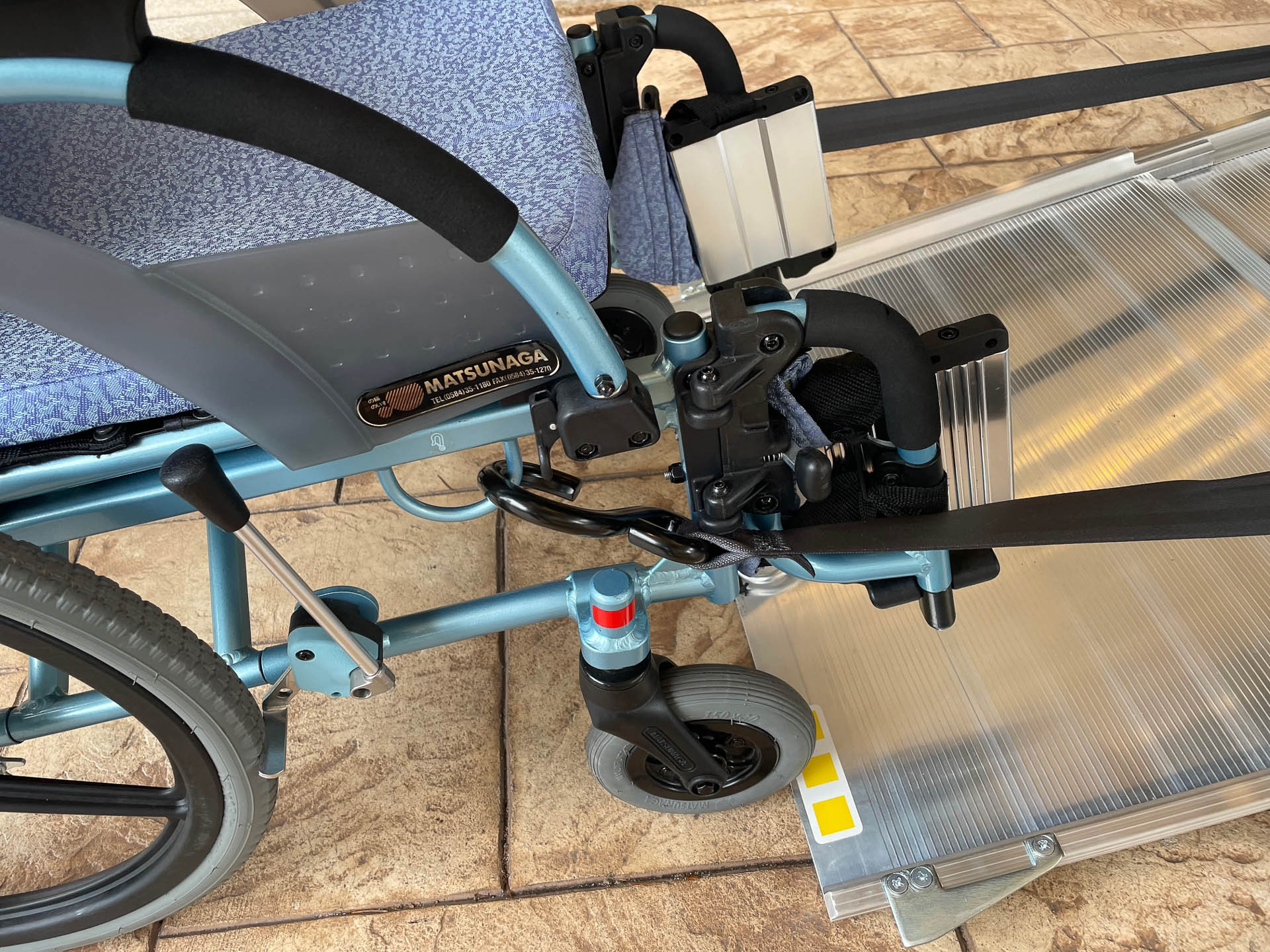 これからスロープを引っ張り上げられるところ。スロープは軽くて引き出しやすい