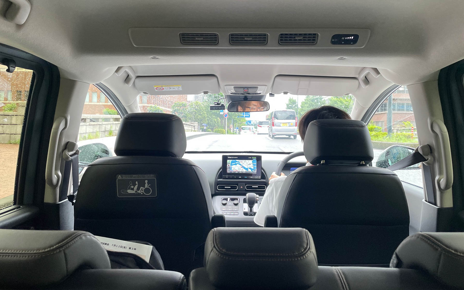 3列目の車いすからの眺め。リアエアコン付きで3列目も温度コントロールが早い