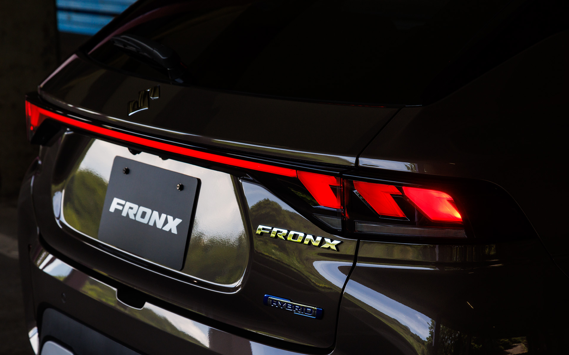 ブレーキランプ点灯時。分かりづらいが両サイドの輝度が上がるイメージ