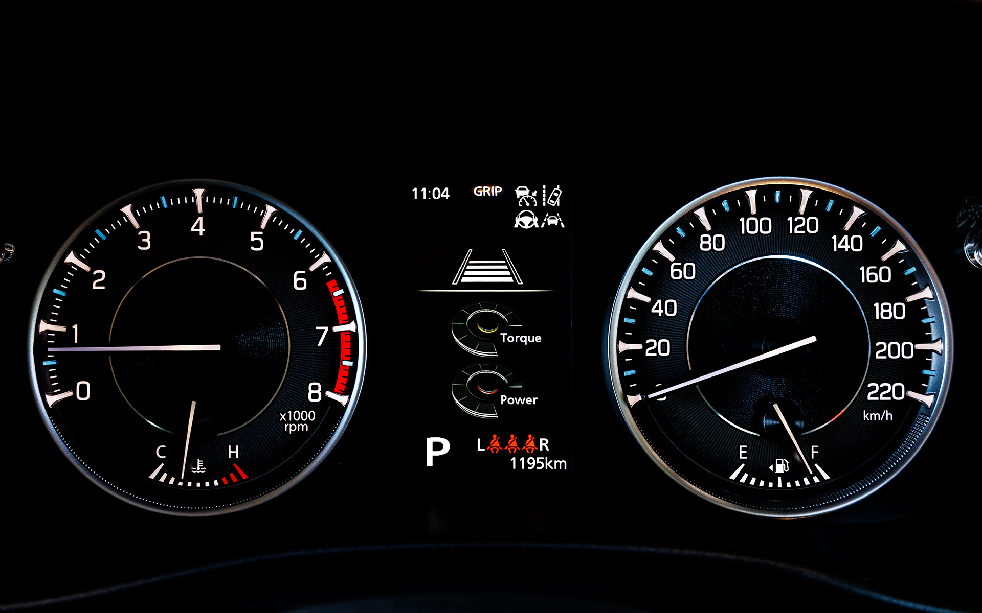 メーターパネル。スピードメーターとタコメーターの間にマルチインフォメーションディスプレイを配置する一般的なデザイン