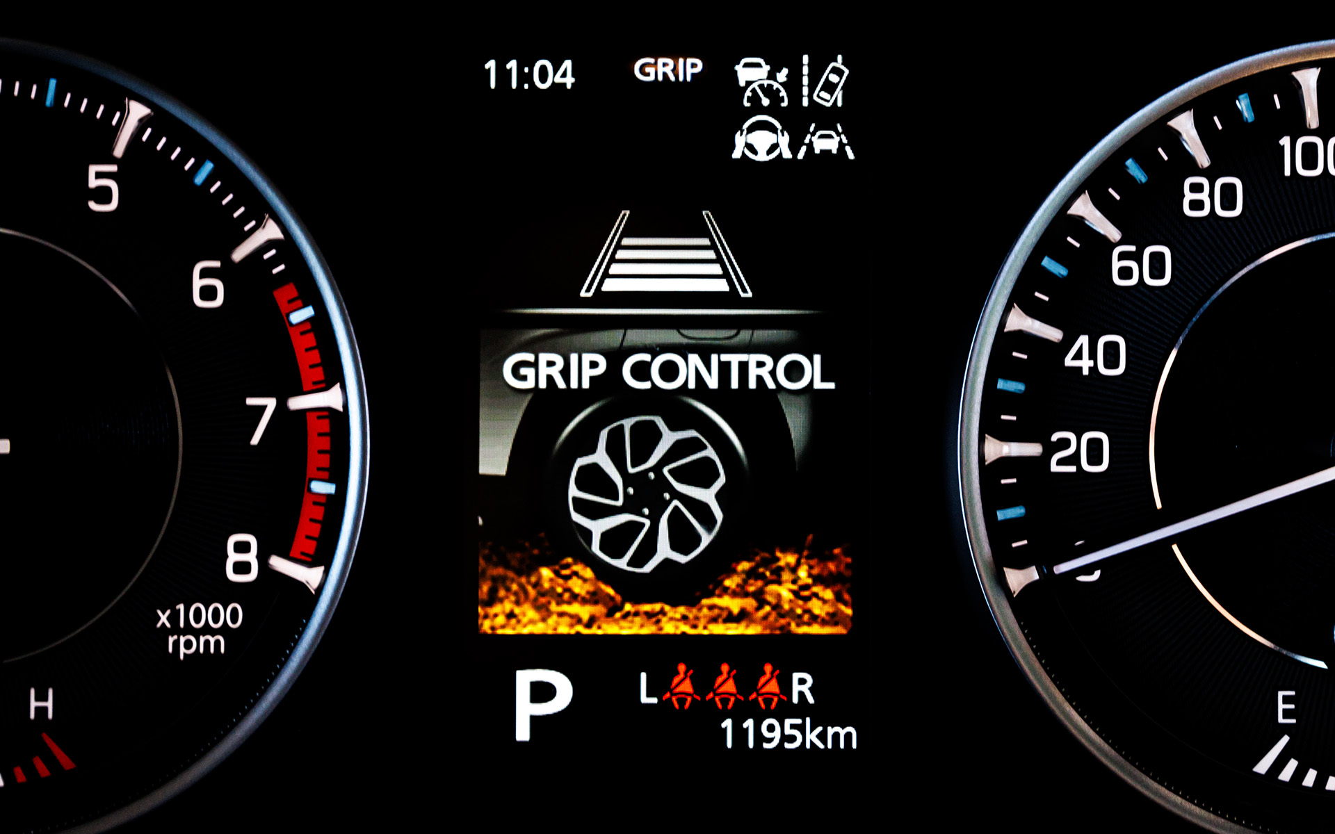 4WD車はヒルディセントコントロールやグリップコントロールの状態も表示可能