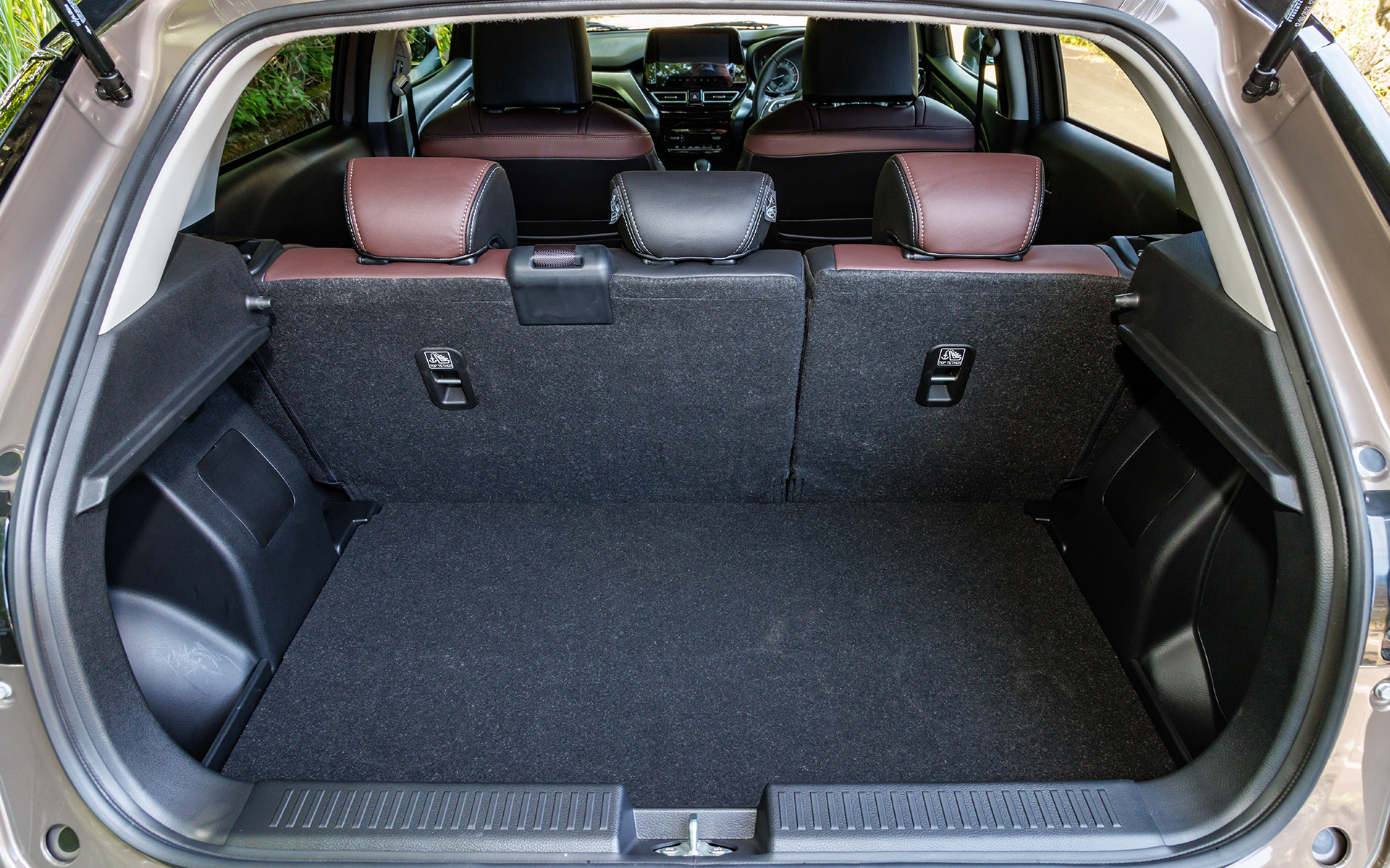 リアシートは7：3分割可倒式。フロアボード装着時はシートを倒すと荷室からフラットなスペースが出現