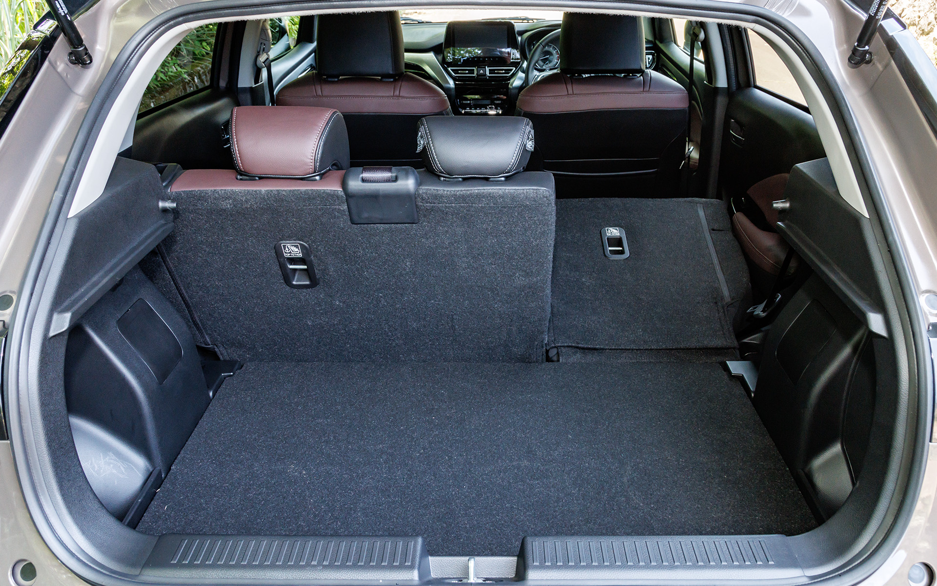 リアシートは7：3分割可倒式。フロアボード装着時はシートを倒すと荷室からフラットなスペースが出現