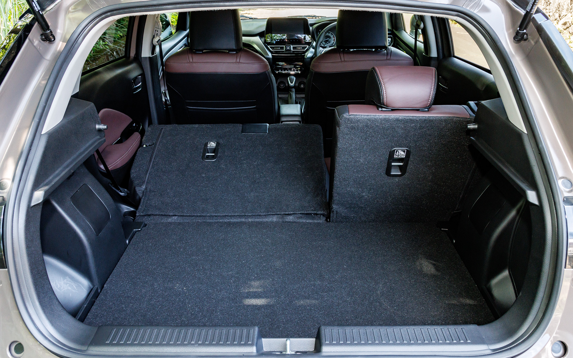 リアシートは7：3分割可倒式。フロアボード装着時はシートを倒すと荷室からフラットなスペースが出現