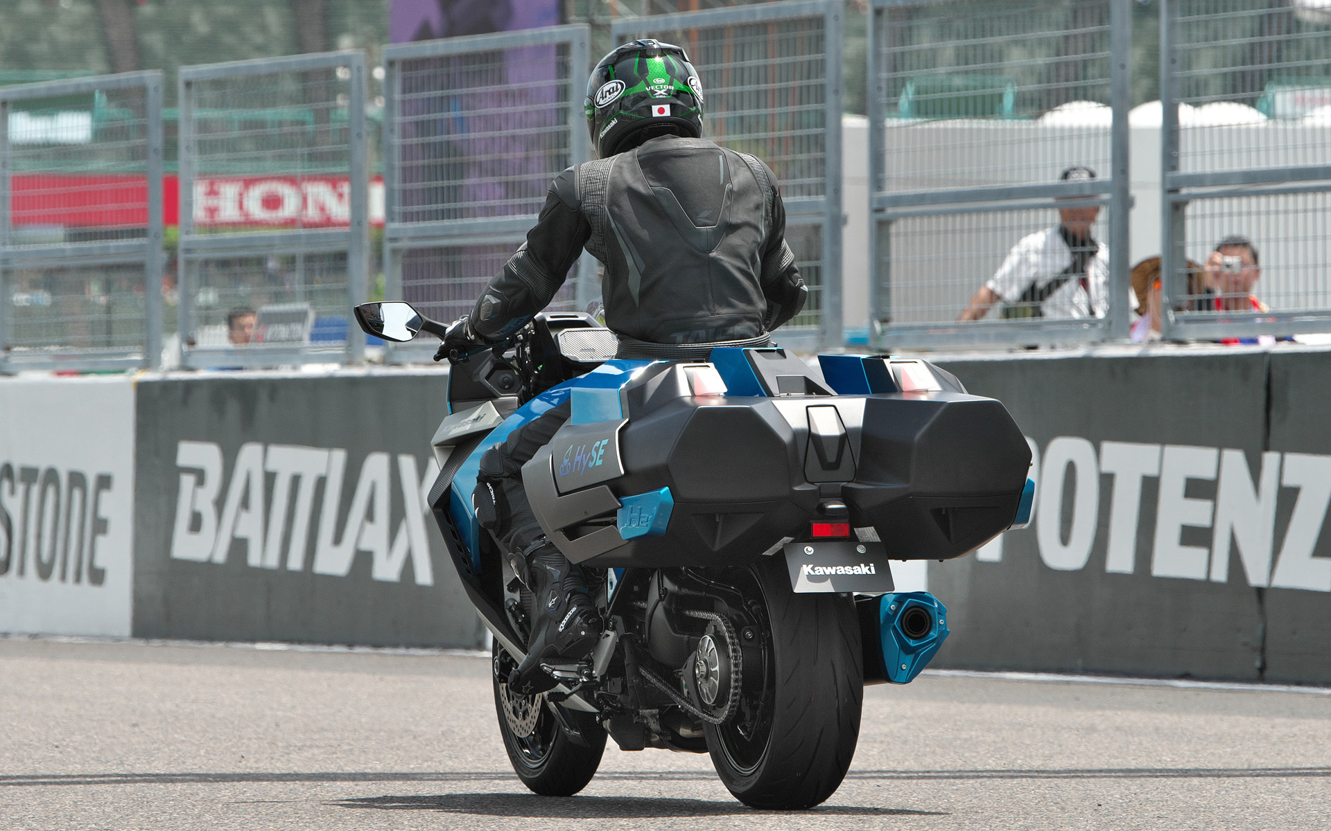 カワサキが開発中の水素エンジンバイクが鈴鹿サーキットを走行した