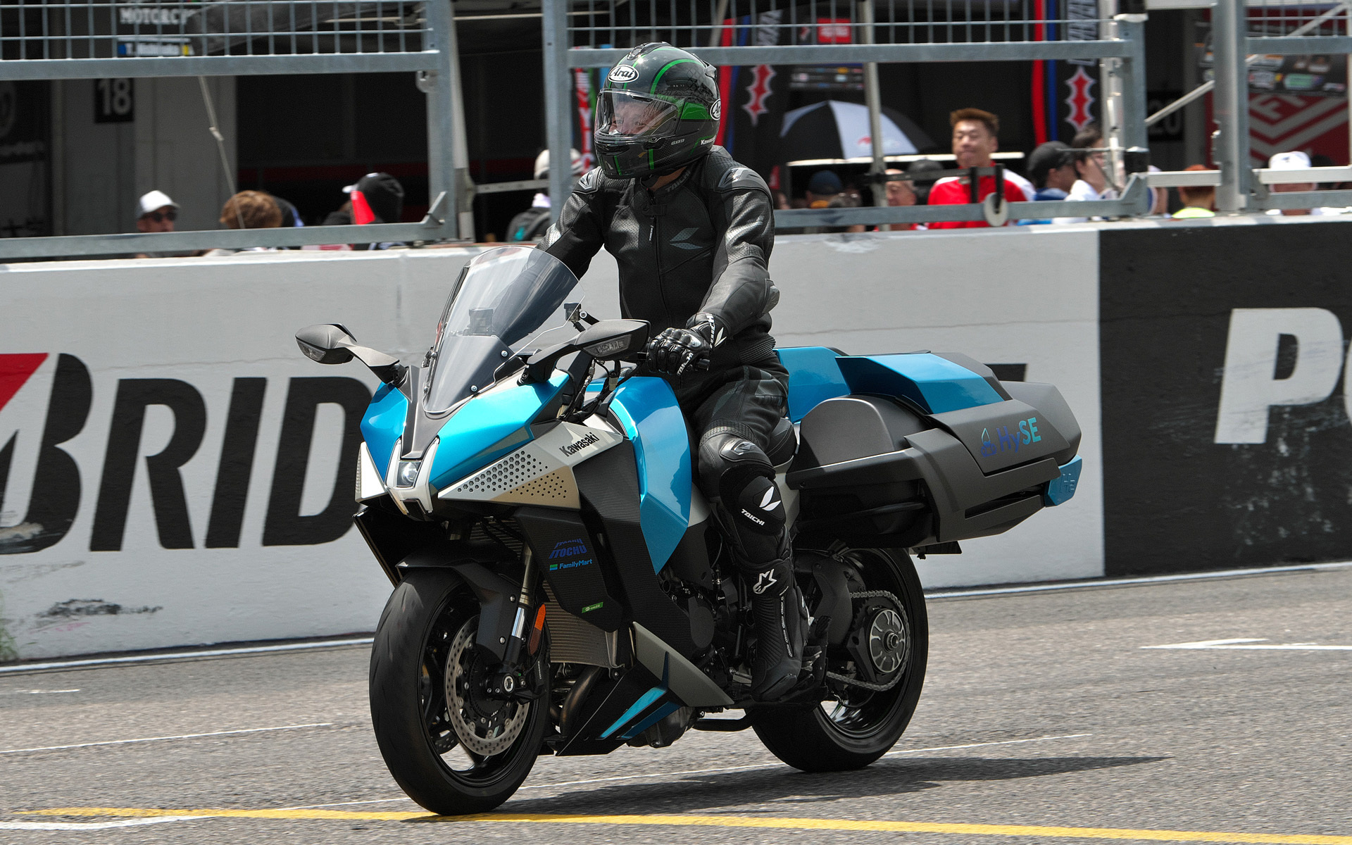 鈴鹿8耐会場にカワサキの水素エンジンバイクが登場