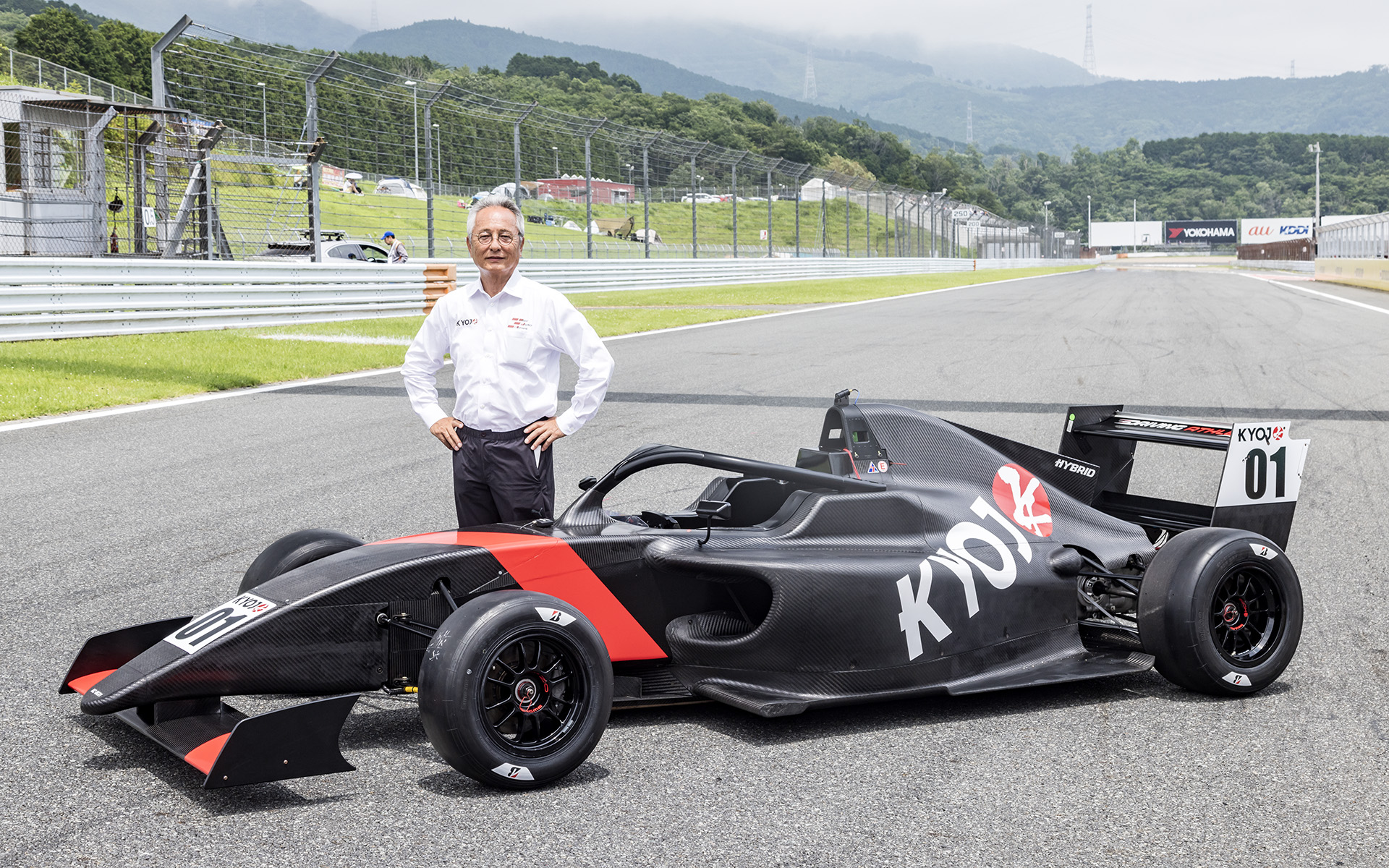 2025年シーズンよりKYOJO CUPで採用されるハイブリッドフォーミュラ車両「KC-MG01」と、KYOJO CUPの運営を行なう関谷正徳氏