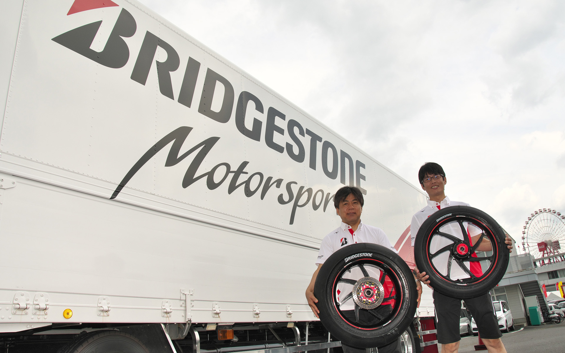 株式会社ブリヂストン 国内モータースポーツオペレーション部　国内モータースポーツオペレーション課主幹 東雅雄氏と株式会社ブリヂストン タイヤ開発第3部門 MCタイヤ設計第3課 課長 時任泰史氏