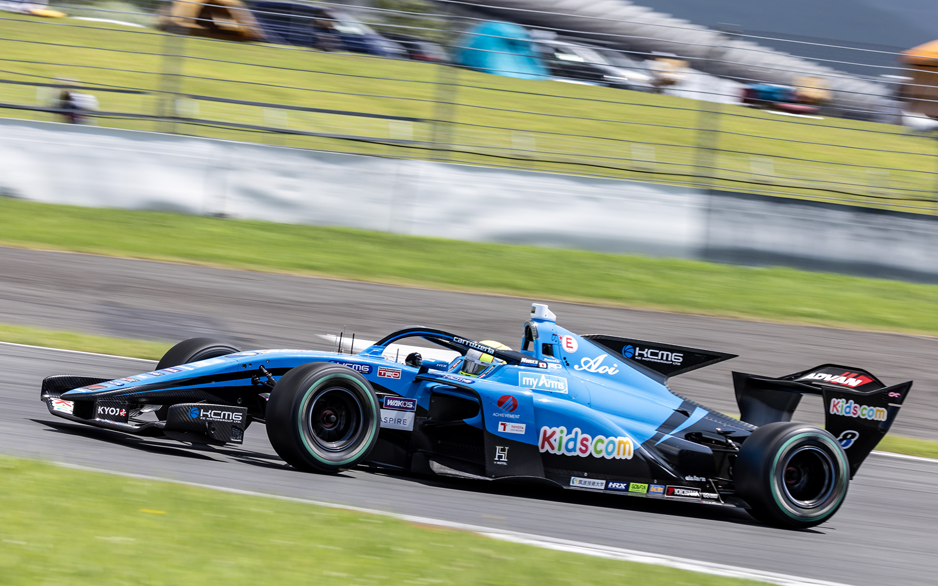 8号車 Kids com KCMG Elyse SF23 福住仁嶺選手