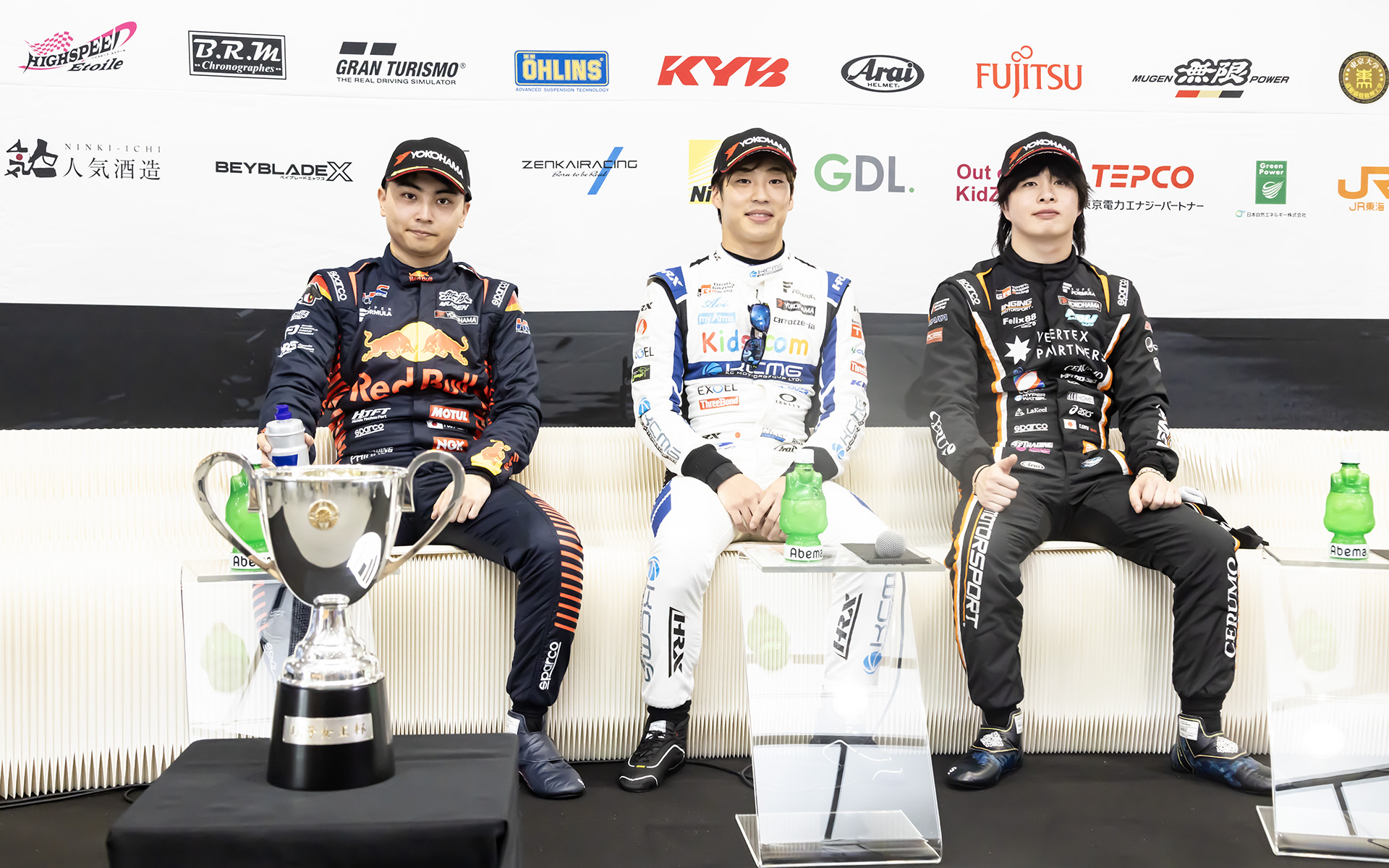 スーパーフォーミュラ第4戦富士「第1回瑶子女王杯」予選トップ3 中央がボールポジションを獲得した福住仁嶺選手、左が予選2位の岩佐歩夢選手、右が予選3位の大湯都史樹選手