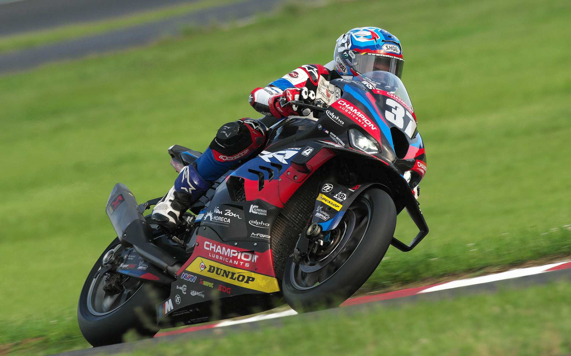 最初に2分5秒台を叩き出した37号車BMW MOTORRAD WORLD ENDURANCE TEAMのマルクス・レイテルベルガー選手