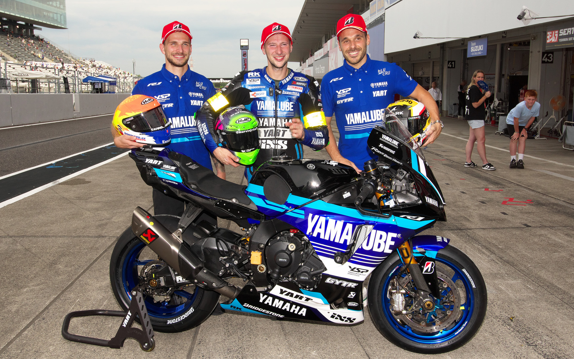 ポールポジションを獲得した1号車YART YAMAHAのライダー3人