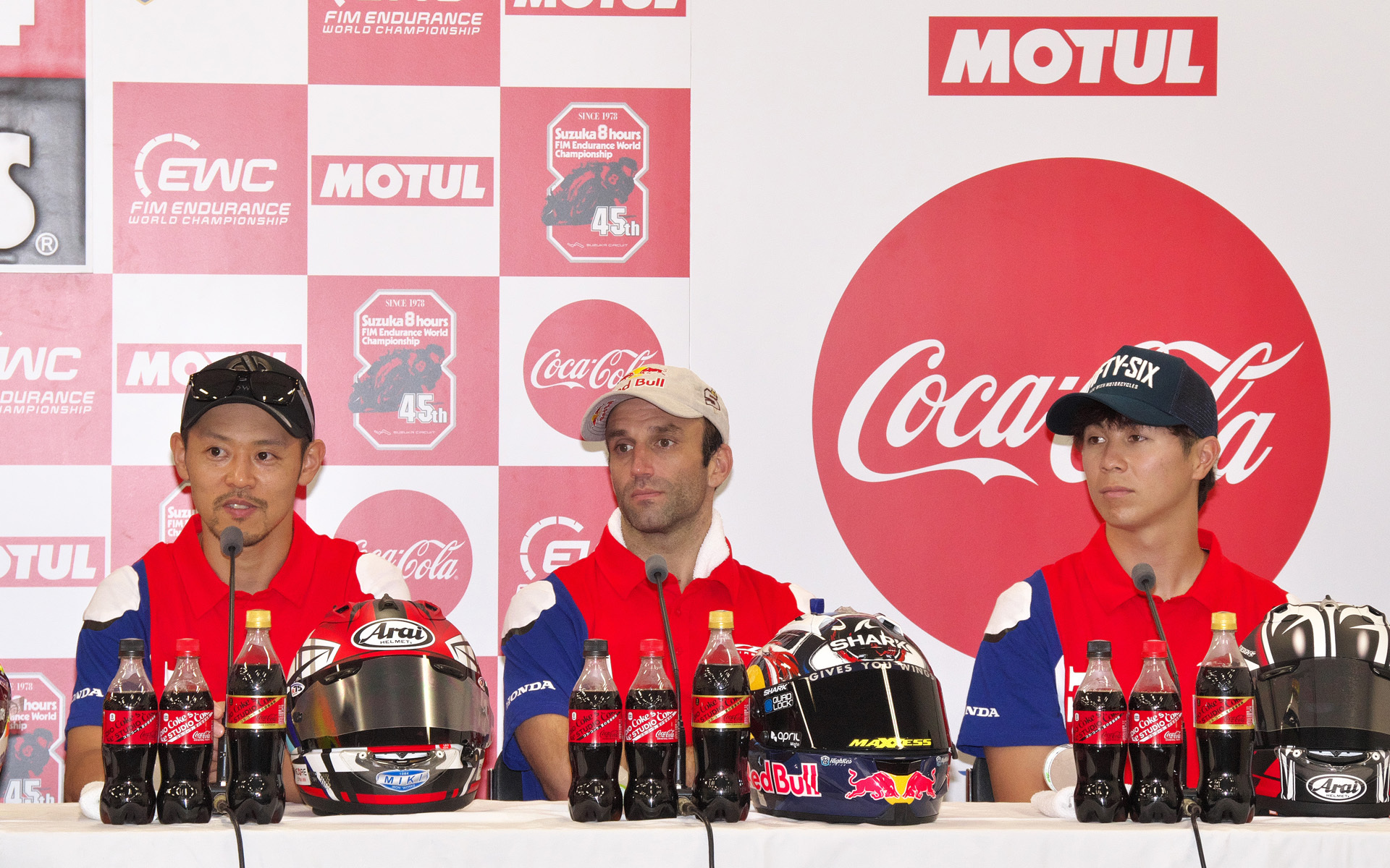 30号車Team HRC with Japan Post 高橋巧選手（左）：僕、正直、TOP10トライアルがあまり好きじゃないというか、一周でタイムアタックするのがすごい苦手で、その中でも（2分）5秒6、ヨハン（・ザルコ）選手に思いっきり行ってもらう基準タイムは作れたと思うので、僕としては満足しています。明日に向けても3人とも調子が上がってきていますし、マシンも順調に仕上がってきているので、明日のレースが楽しみです
