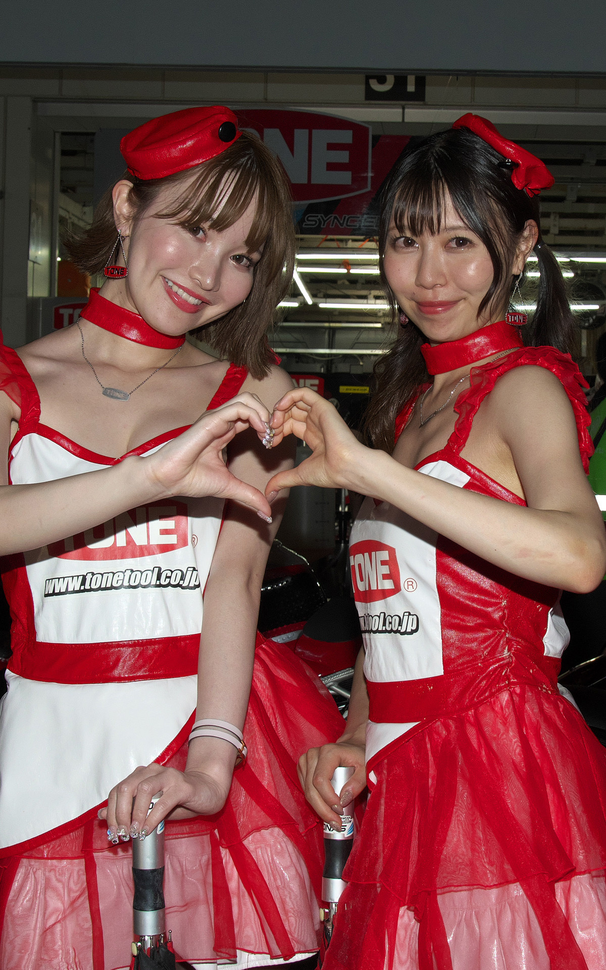 鈴鹿8耐の前夜祭に登場したレースクイーン