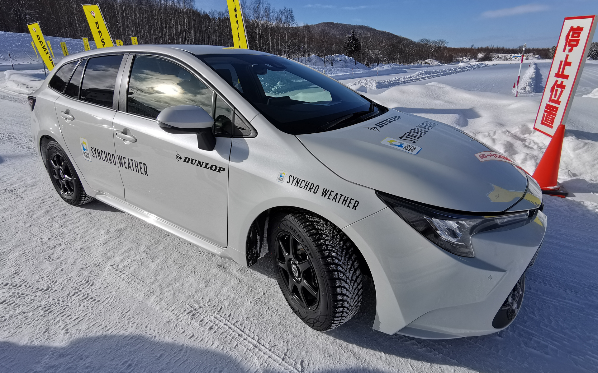 テストコース内での試乗車