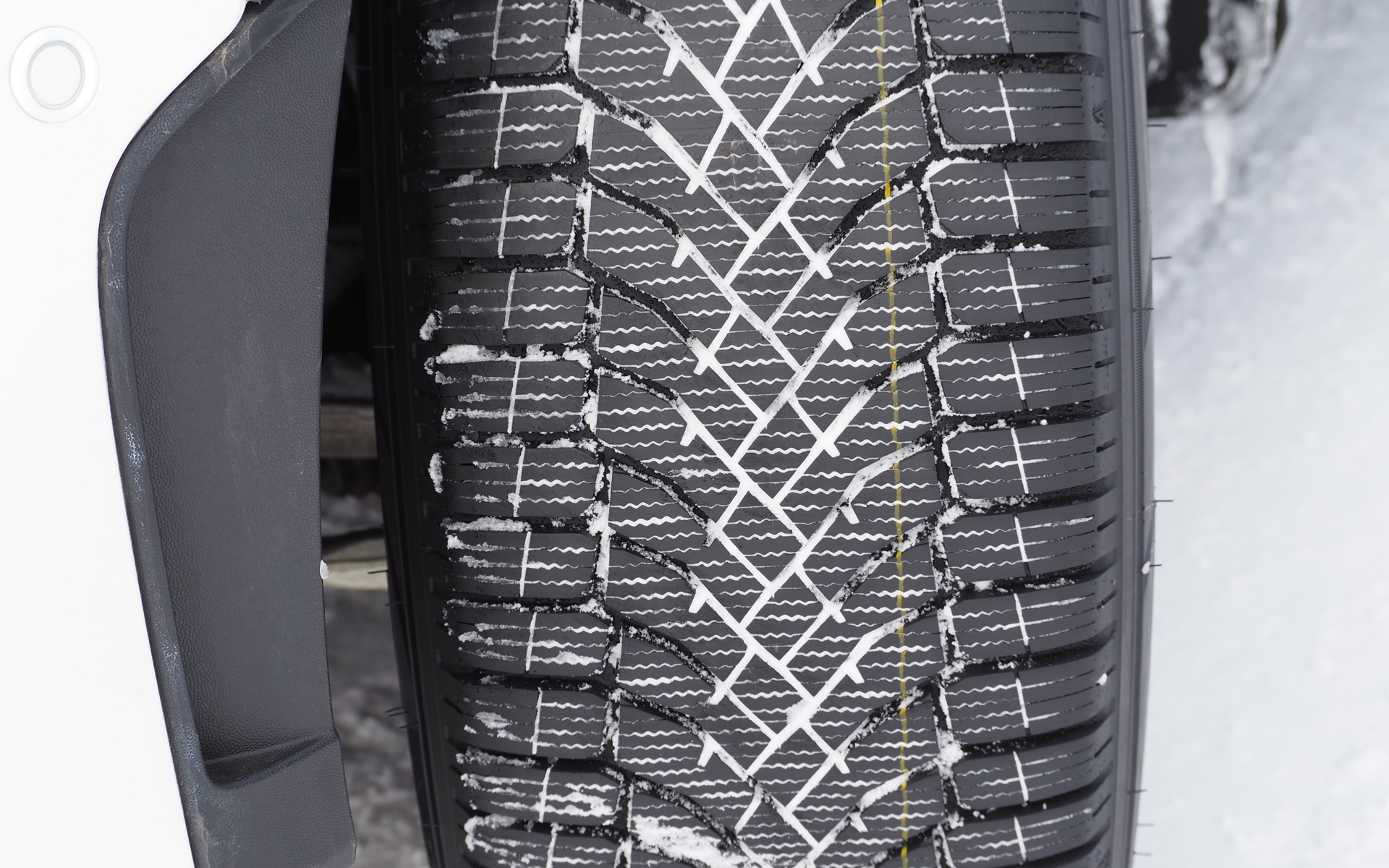 トレッドパターンは従来のオールシーズンタイヤに近くV字型が基本となっている