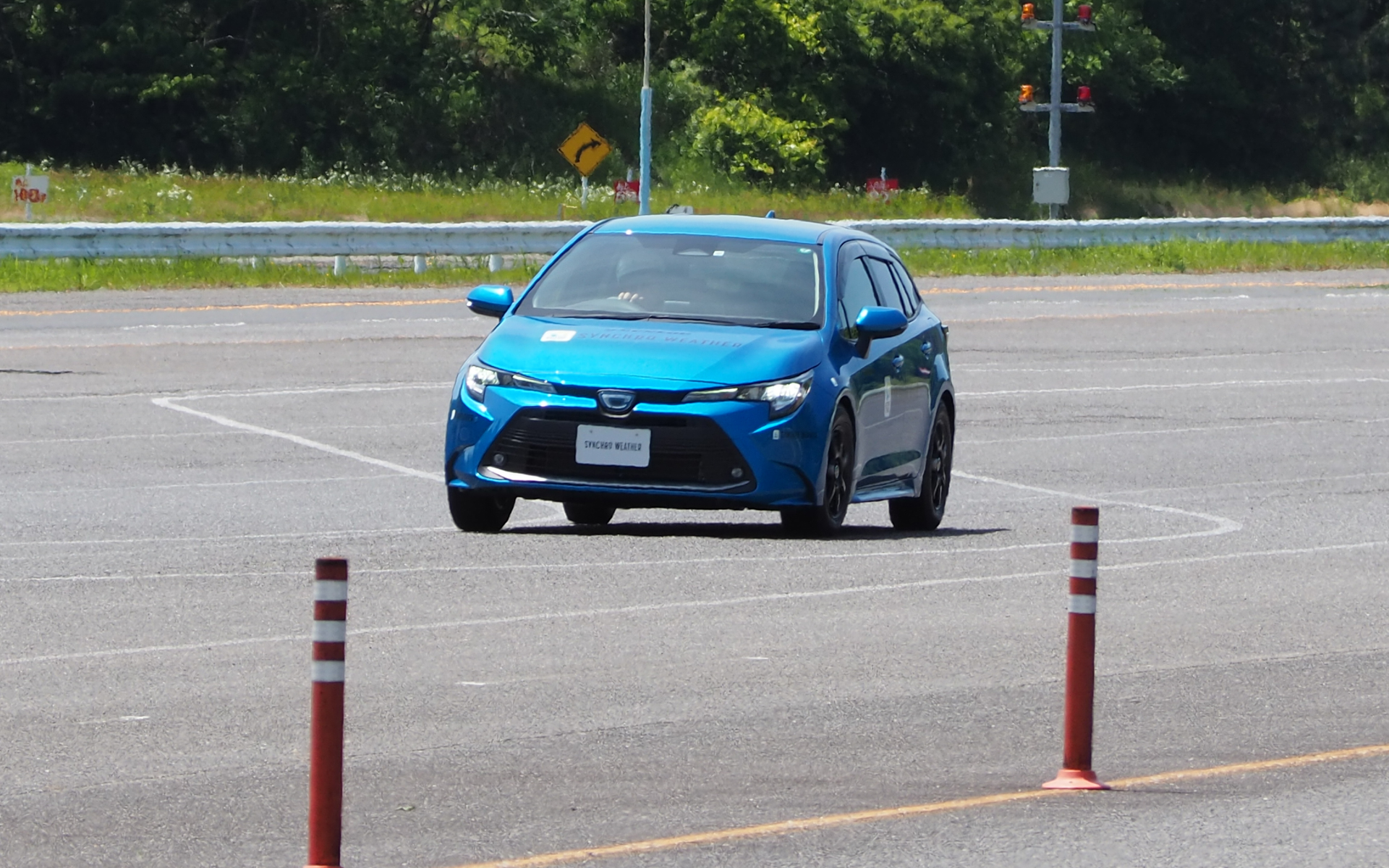 白線の上を50km/h前後でトレースして操安性をチェック。シンクロウェザーだけでなく、ル マン ファイブプラスやウインターマックス02も同様に走行を行なった