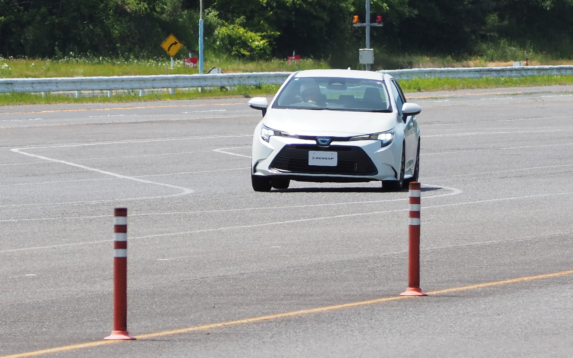 白線の上を50km/h前後でトレースして操安性をチェック。シンクロウェザーだけでなく、ル マン ファイブプラスやウインターマックス02も同様に走行を行なった