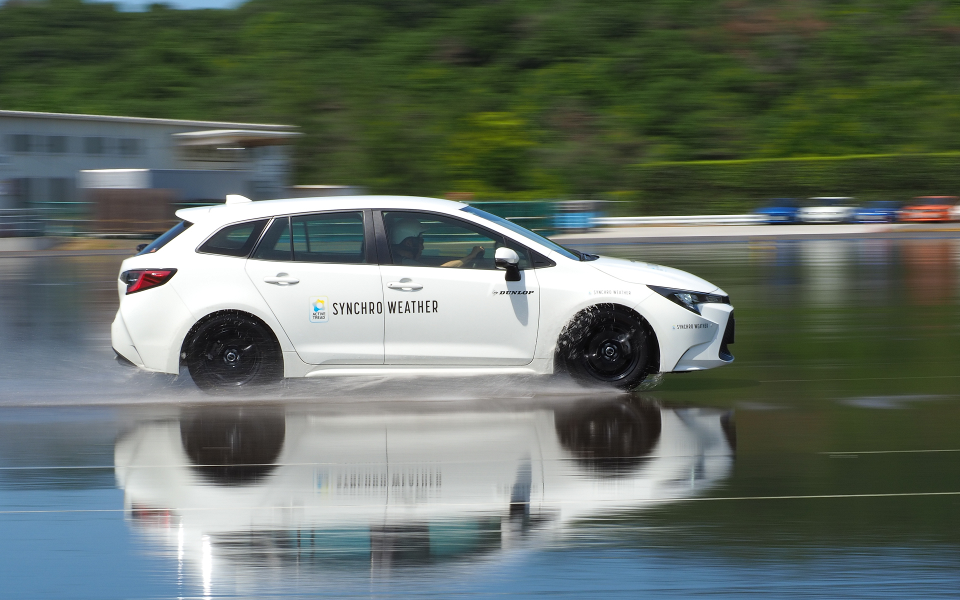 ダンロップが開発を進めていたアクティブトレッドを搭載した新オールシーズンタイヤ「シンクロウェザー」をドライ＆ウェット路面で試す
