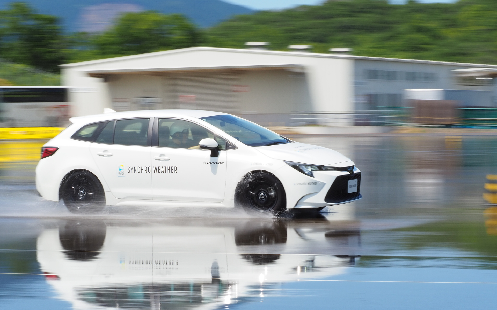 シンクロウェザーはV字型パターンのおかげで水はけがよい