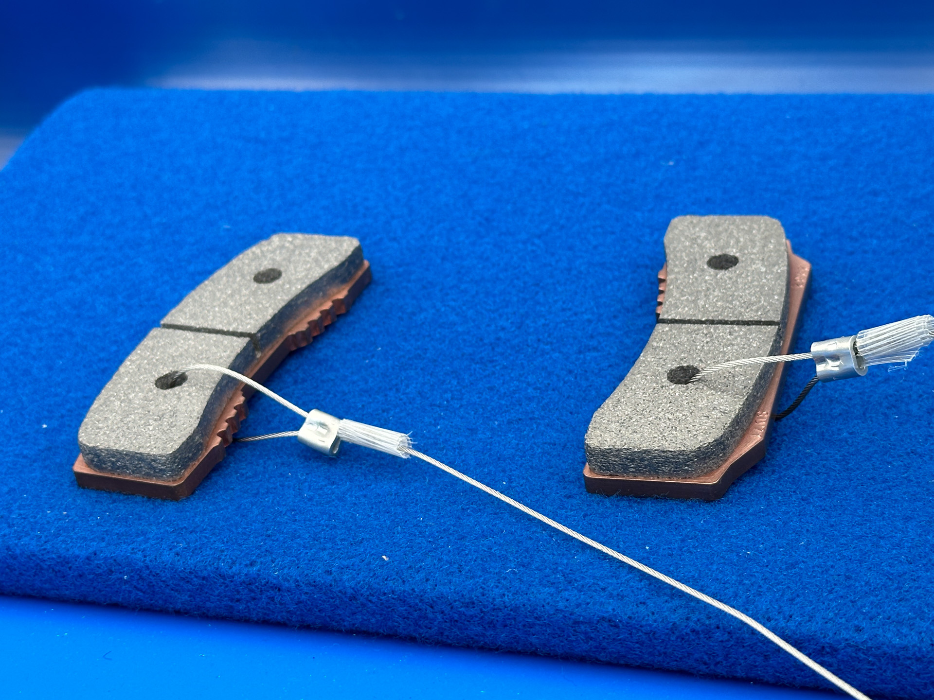 従来同等の性能を維持しながら約15％の低ダスト化を実現する専用のブレーキパッド