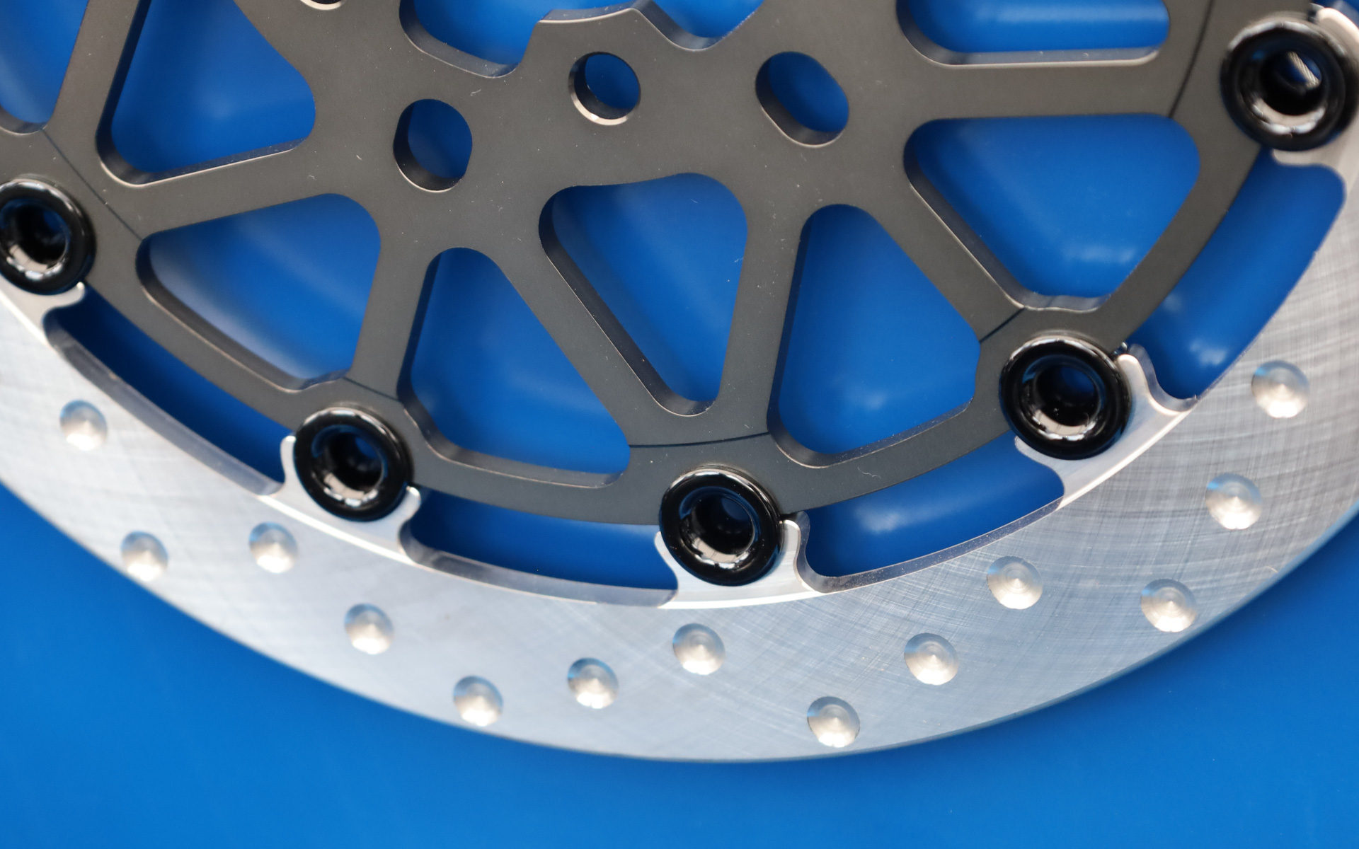 一般的なスレンレス素材から鉄製のブレーキディスクを採用することで制動力を確保。摺動部にくぼみ形状を採用してブレーキパッドクリーニング効果とクラック耐久性を両立させた