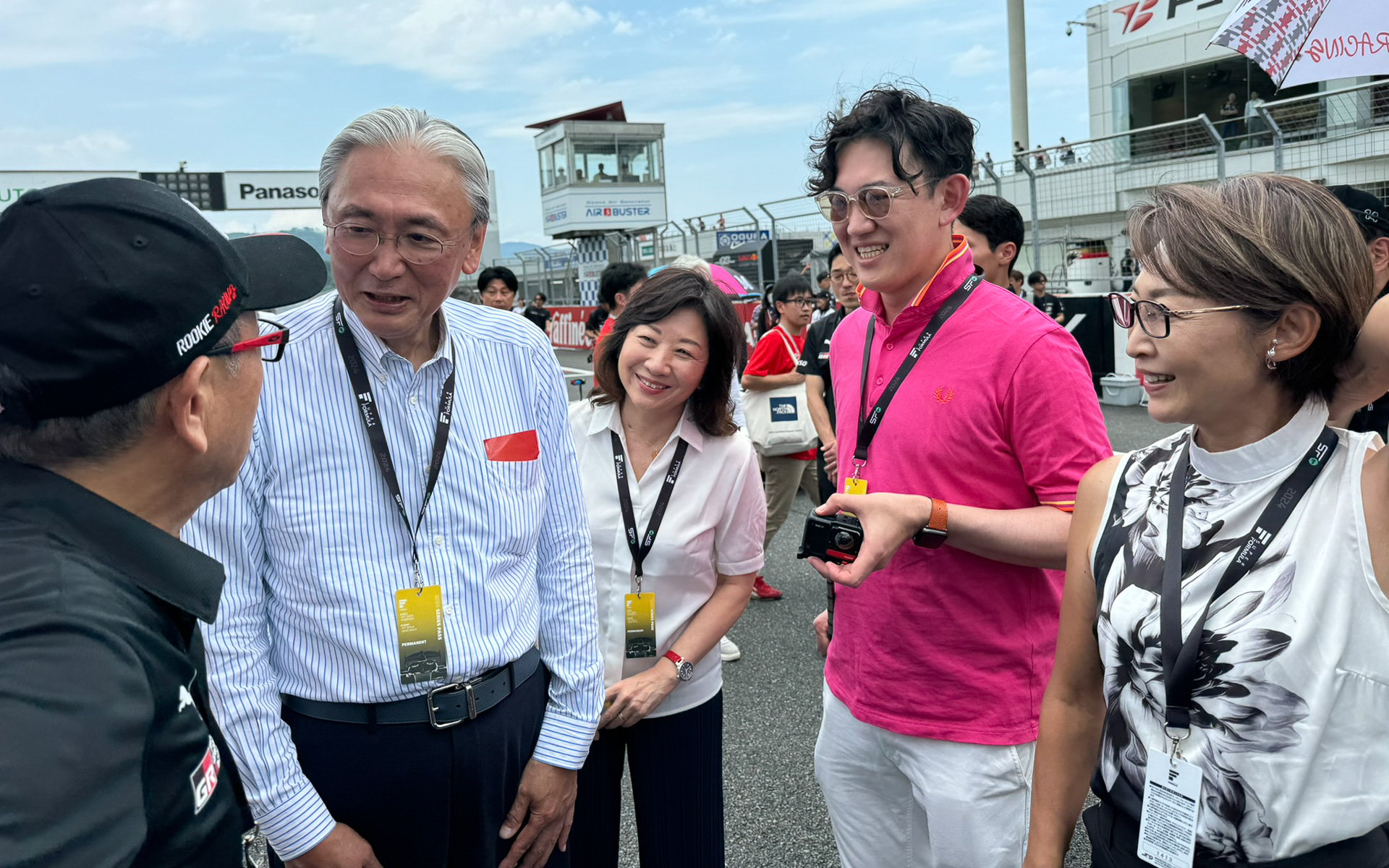 古屋会長とモリゾウさんは、ラリージャパンの開催に互いに尽力しており顔なじみ。会話も弾む