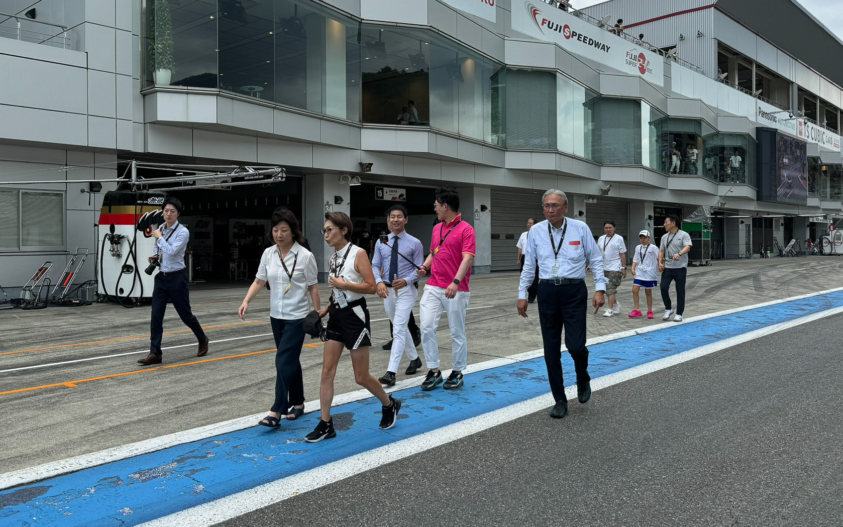 KYOJO CUPのグリッドウォークに向かうモータースポーツ議連の方々