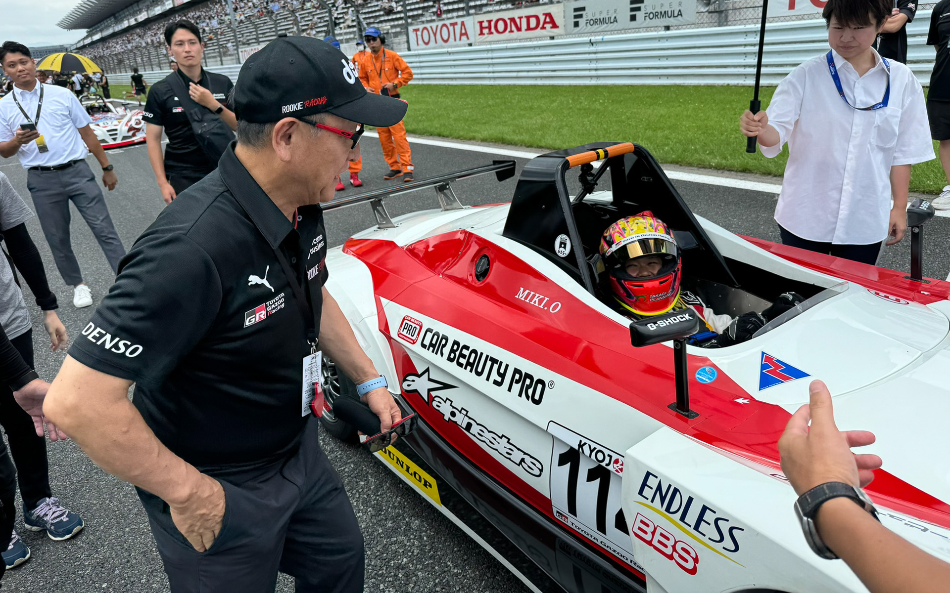 ルーキーレーシングはKYOJO CUPに参戦しており、チームオーナーのモリゾウさんもグリッドウォークで各選手に声がけをしていた